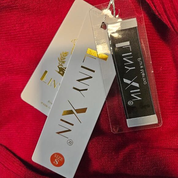 Small Red Soft Liny Xin sweater - Picture 3 of 3